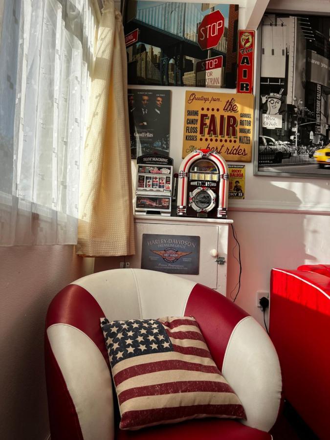 American Retro Chalet Хемсби Экстерьер фото